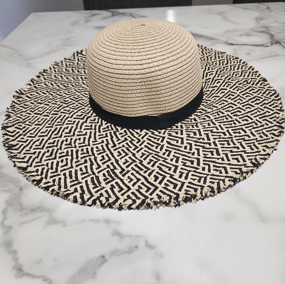 NEW! Cute Beige/Black bottom spotted straw hat